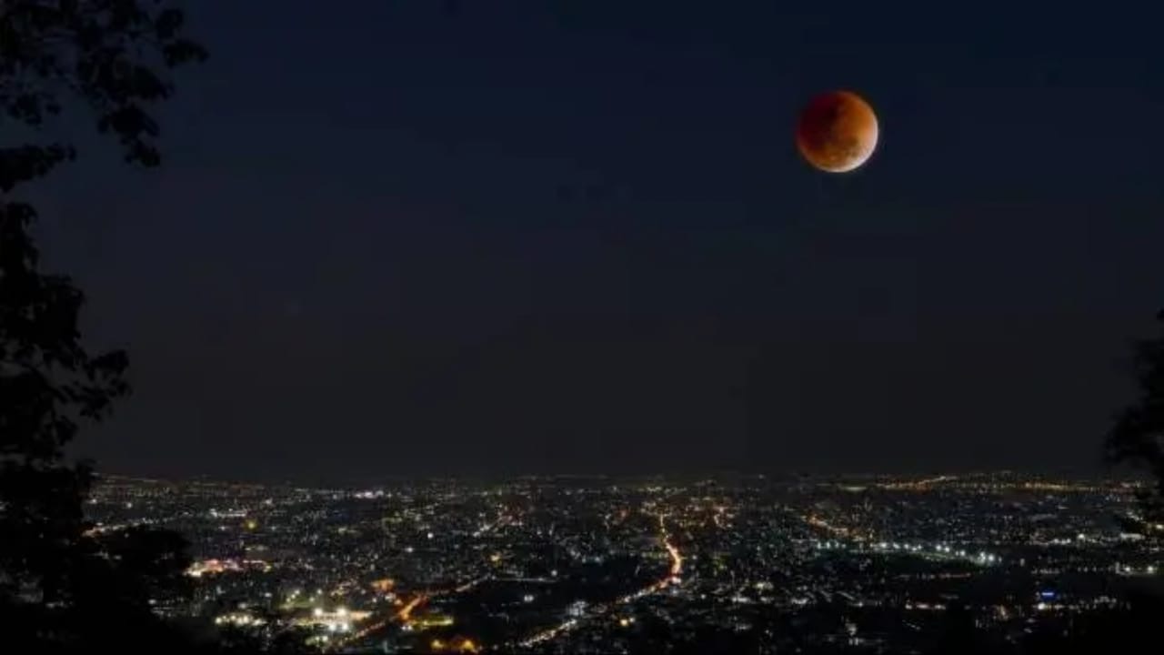 GERHANA BULAN, Atraksi Langit Untuk Menyadarkan Kita Tentang Kebesaran Allah