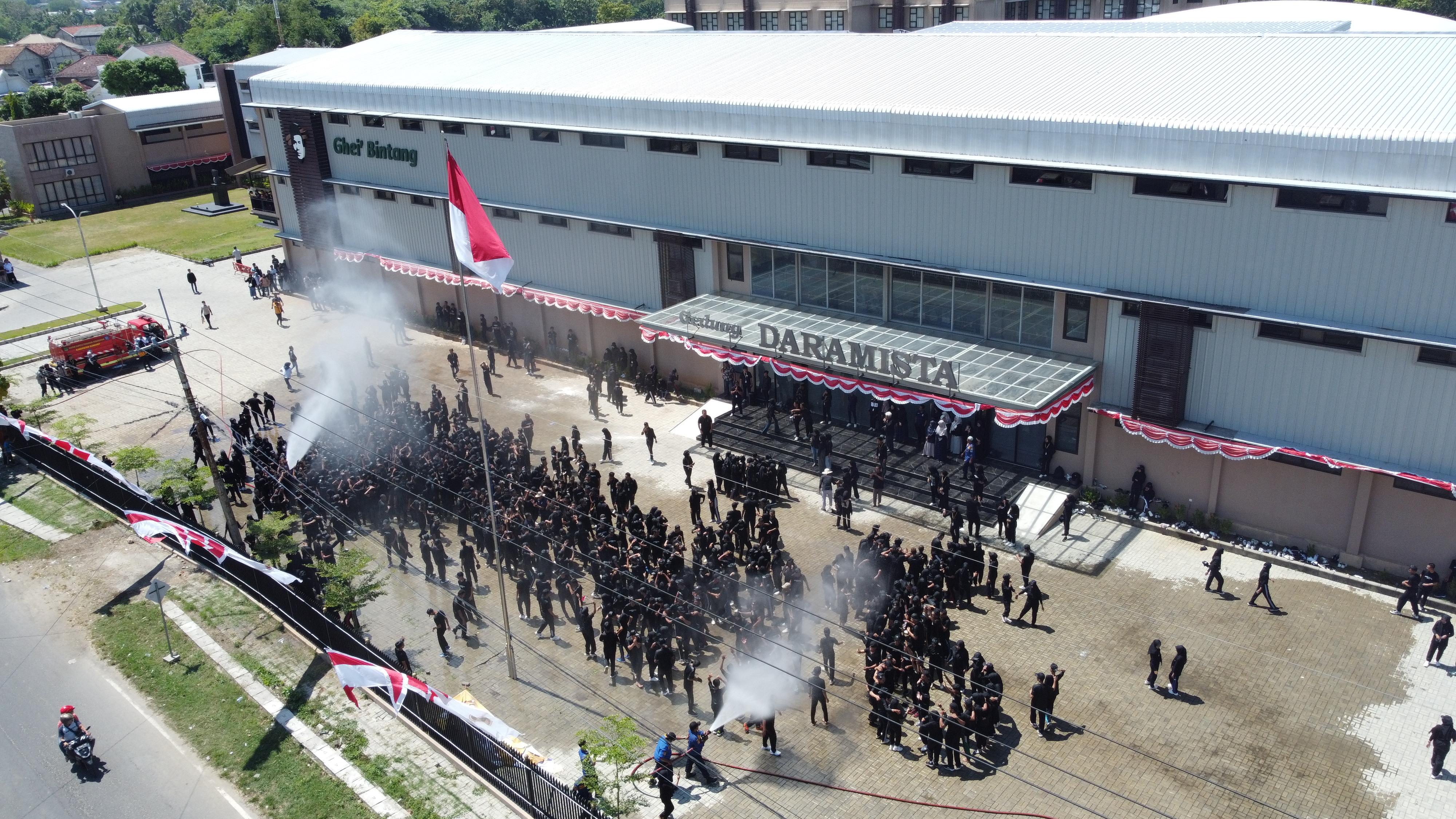 Penyiraman Mahasiswa Baru 2025 di Lapangan Daramista Berlangsung Meriah